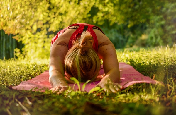 Tập yoga để tăng cường sức đề kháng ở người lớn tuổi